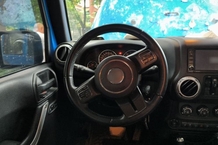 Used Jeep Wrangler 2015 3.0L Sahara Four-Door Comfort Edition Steering Wheel