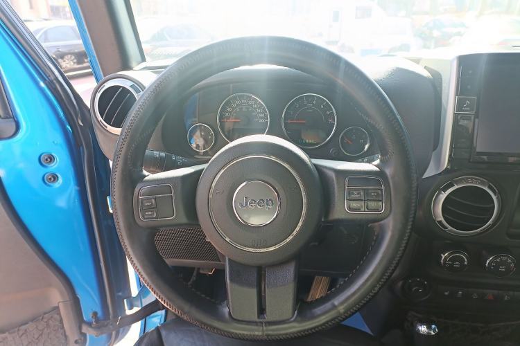Used Jeep Wrangler 2015 3.6L Rubicon Two-Door Comfort Edition Steering Wheel