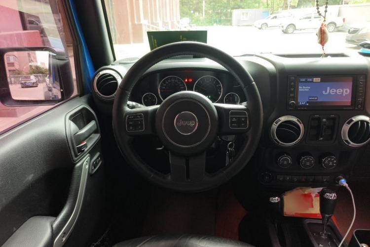 Used Jeep Wrangler 2015 3.6L Rubicon Four-Door Comfort Edition Steering Wheel