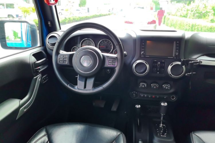 Used Jeep Wrangler 2015 3.0L Sahara Four-Door Comfort Edition Steering Wheel