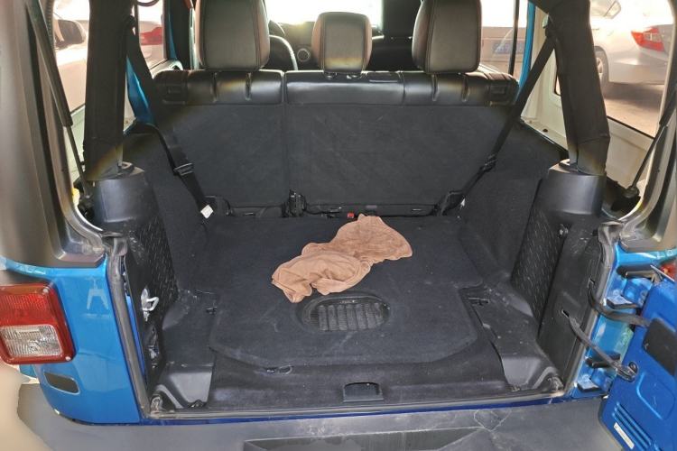 Used Jeep Wrangler 2015 3.0L Sahara Four-Door Comfort Edition Trunk