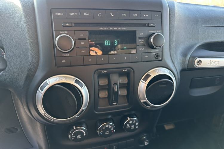 Used Jeep Wrangler 2015 2.8TD Sahara Four-Door Comfort Edition Audio And AC Panel