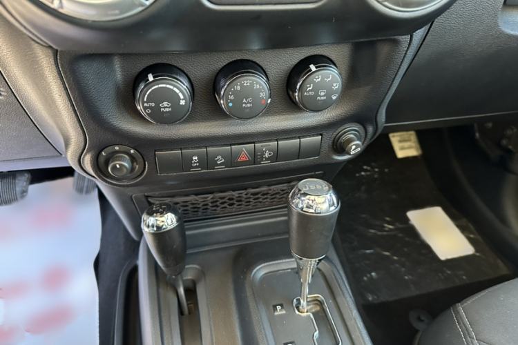 Used Jeep Wrangler 2015 2.8TD Sahara Four-Door Comfort Edition Gear Lever