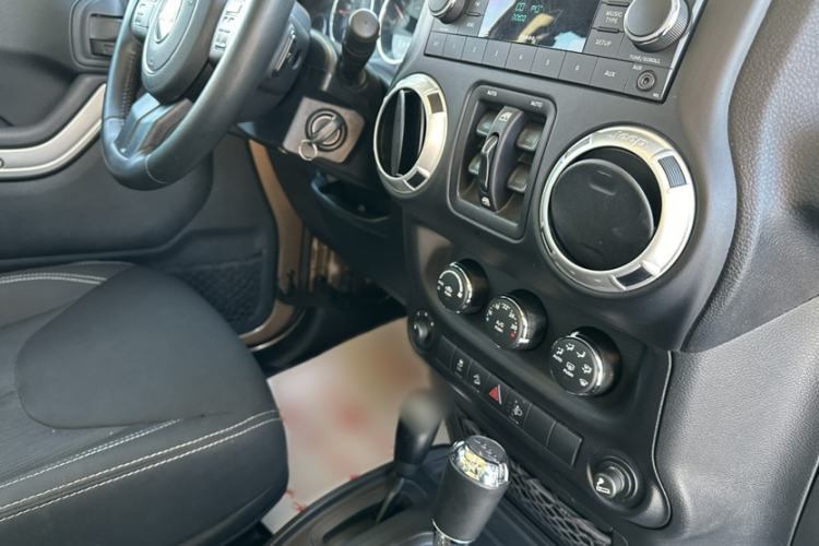 Used Jeep Wrangler 2015 2.8TD Sahara Four-Door Comfort Edition Interior 13