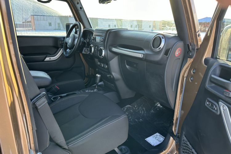 Used Jeep Wrangler 2015 2.8TD Sahara Four-Door Comfort Edition Interior 14