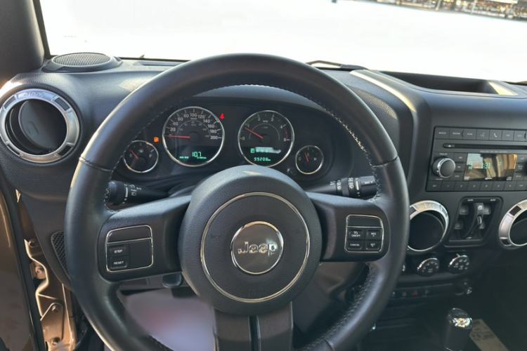 Used Jeep Wrangler 2015 2.8TD Sahara Four-Door Comfort Edition Steering Wheel