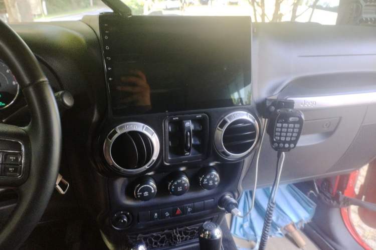 Used Jeep Wrangler 2015 2.8TD Sahara Four-Door Comfort Edition Audio And AC Panel