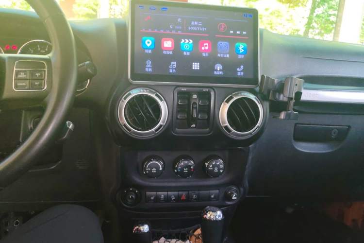 Used Jeep Wrangler 2015 3.0L Sahara Four-Door Edition Audio And AC Panel
