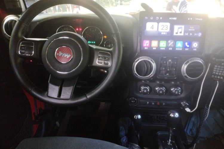 Used Jeep Wrangler 2015 2.8TD Sahara Four-Door Comfort Edition Center Console
