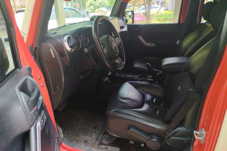 Used Jeep Wrangler 2015 3.0L Sahara Four-Door Edition Driver Seat
