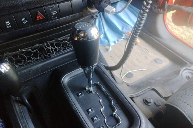 Used Jeep Wrangler 2015 2.8TD Sahara Four-Door Comfort Edition Gear Lever