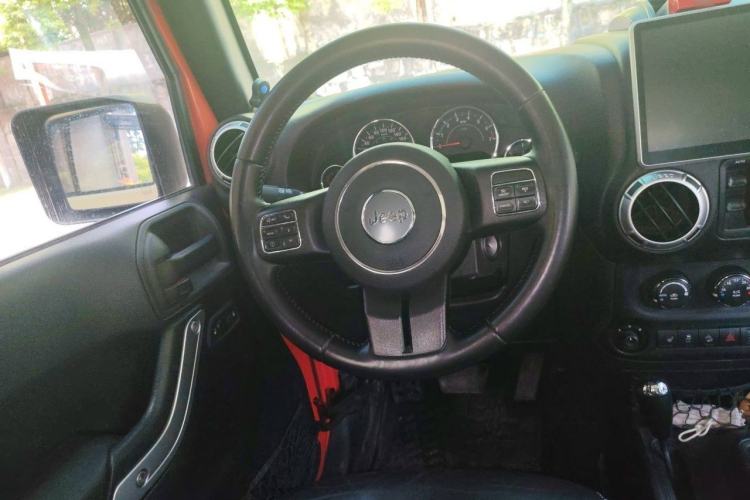 Used Jeep Wrangler 2015 3.0L Sahara Four-Door Edition Steering Wheel