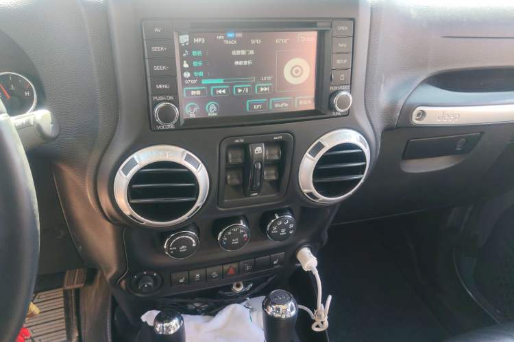 Used Jeep Wrangler 2015 3.0L Sahara Four-Door Comfort Edition Audio And AC Panel