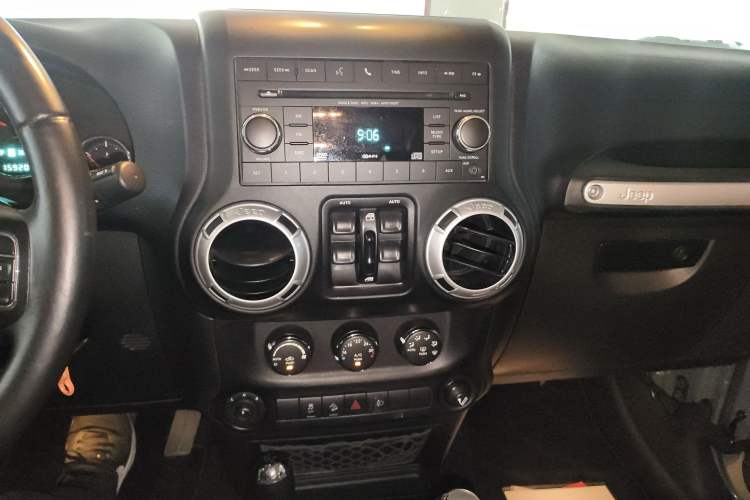 Used Jeep Wrangler 2015 2.8TD Sahara Four-Door Comfort Edition Audio And AC Panel
