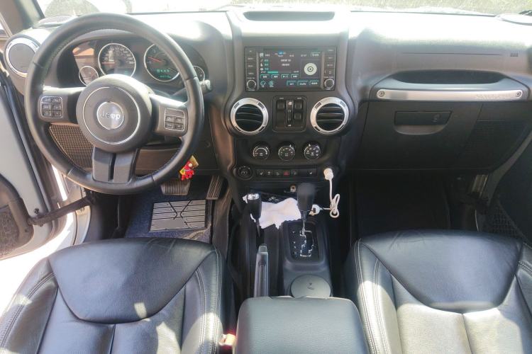 Used Jeep Wrangler 2015 3.0L Sahara Four-Door Comfort Edition Center Console
