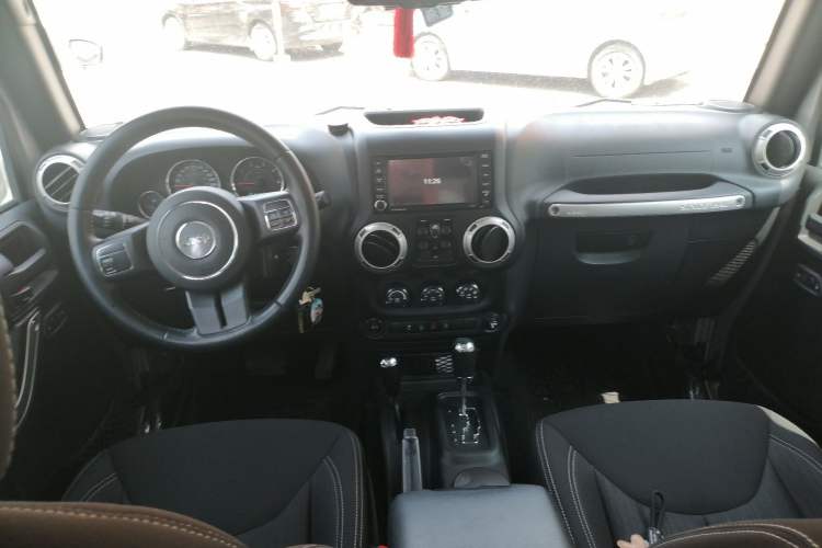 Used Jeep Wrangler 2015 2.8TD Sahara Four-Door Comfort Edition Center Console