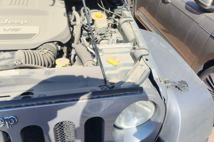 Used Jeep Wrangler 2015 3.0L Sahara Four-Door Comfort Edition Engine Bay Left