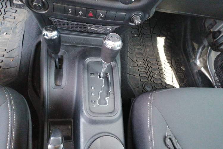 Used Jeep Wrangler 2015 2.8TD Sahara Four-Door Comfort Edition Gear Lever