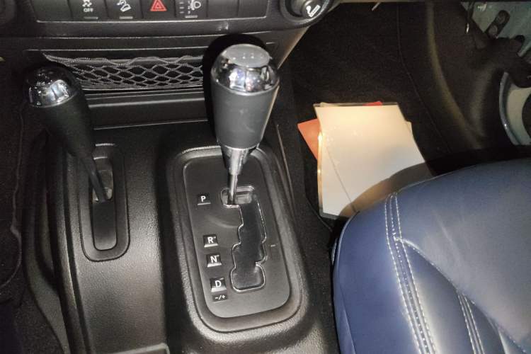 Used Jeep Wrangler 2015 2.8TD Sahara Four-Door Comfort Edition Gear Lever