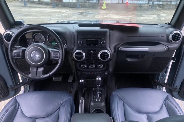 Used Jeep Wrangler 2015 2.8TD Sahara Four-Door Comfort Edition Interior 1