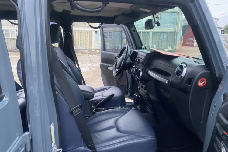 Used Jeep Wrangler 2015 2.8TD Sahara Four-Door Comfort Edition Interior 11