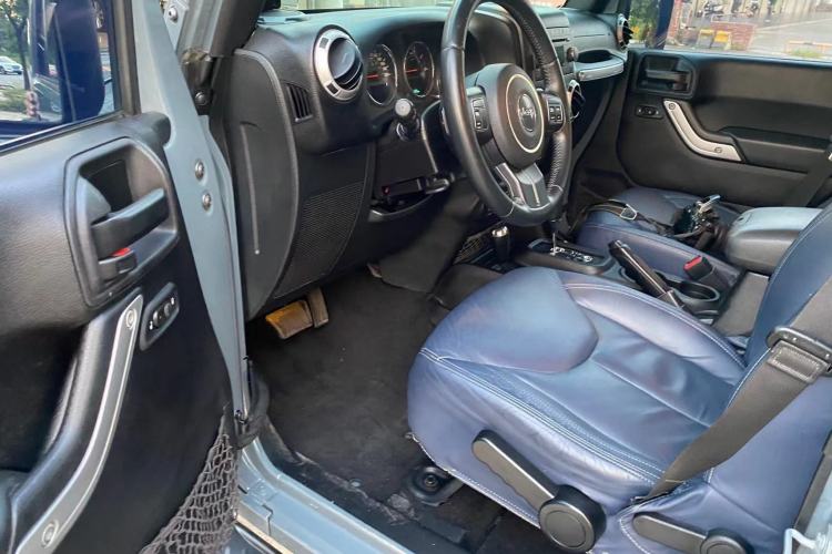 Used Jeep Wrangler 2015 2.8TD Sahara Four-Door Comfort Edition Interior 3