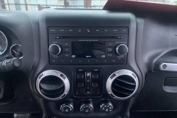 Used Jeep Wrangler 2015 2.8TD Sahara Four-Door Comfort Edition Interior 4