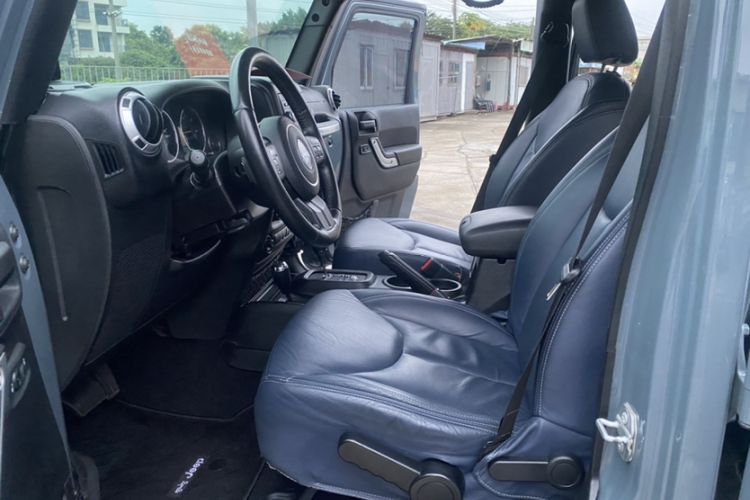 Used Jeep Wrangler 2015 2.8TD Sahara Four-Door Comfort Edition Interior 6