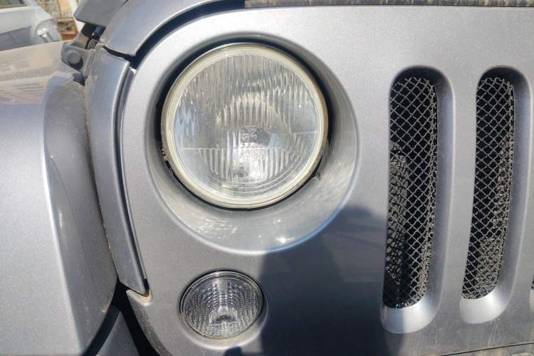 Used Jeep Wrangler 2015 3.0L Sahara Four-Door Comfort Edition Right Front Headlight