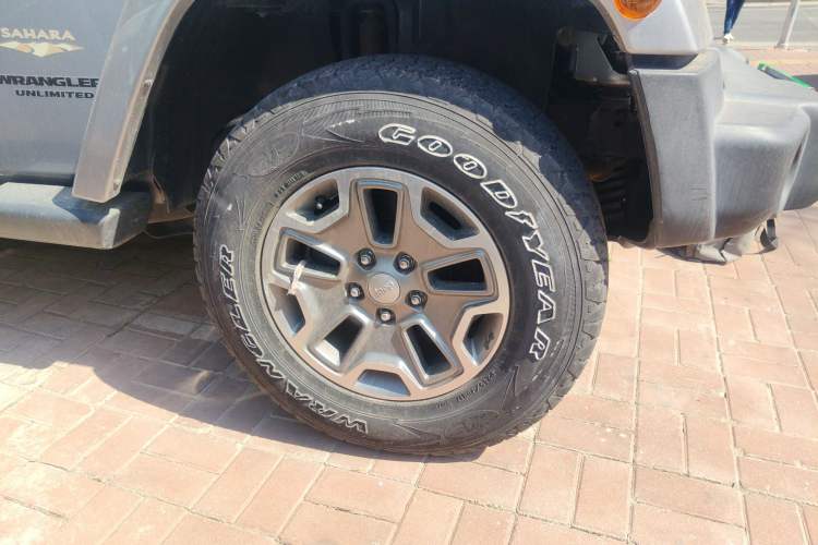 Used Jeep Wrangler 2015 3.0L Sahara Four-Door Comfort Edition Right Front Wheel Hub
