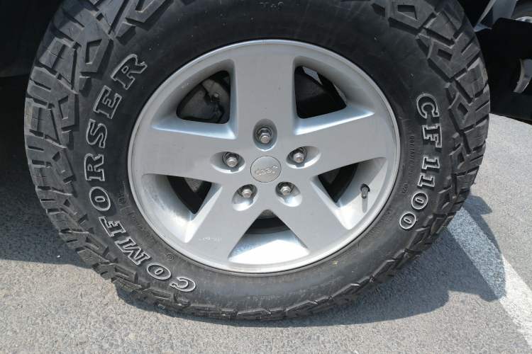 Used Jeep Wrangler 2015 2.8TD Sahara Four-Door Comfort Edition Right Front Wheel Hub