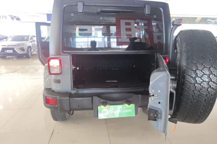 Used Jeep Wrangler 2015 2.8TD Sahara Four-Door Comfort Edition Trunk