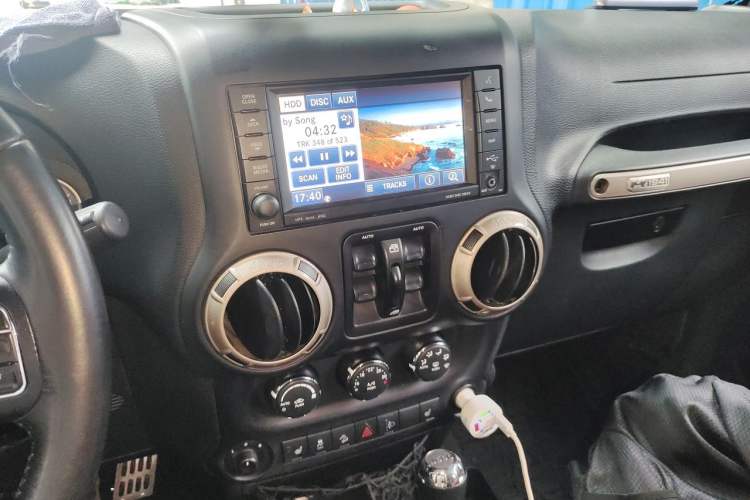 Used Jeep Wrangler 2015 3.0L Sahara Four-Door Comfort Edition Audio And AC Panel