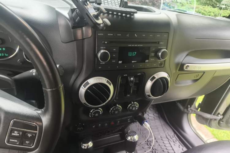 Used Jeep Wrangler 2015 3.0L Sahara Four-Door Comfort Edition Audio And AC Panel