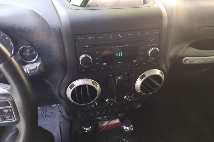 Used Jeep Wrangler 2015 3.6L Rubicon Two-Door Comfort Edition Audio And AC Panel