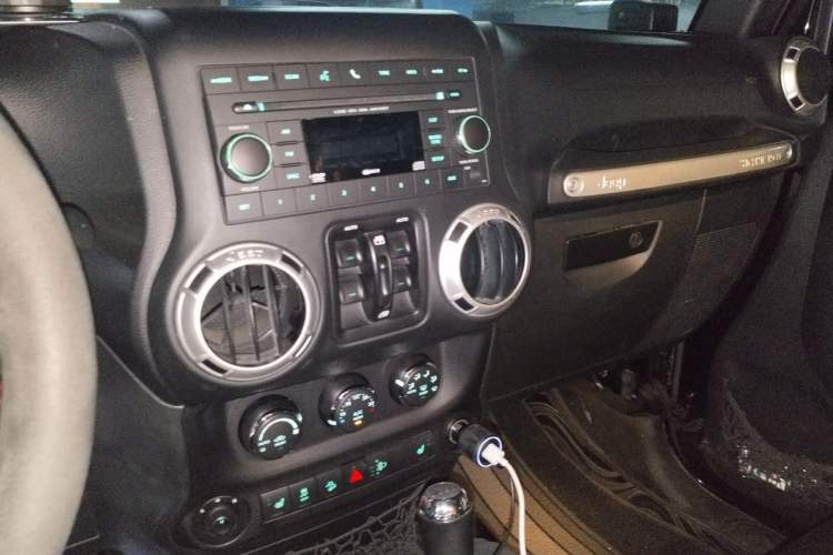 Used Jeep Wrangler 2015 3.0L Sahara Four-Door Comfort Edition Audio And AC Panel