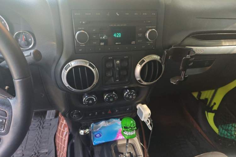 Used Jeep Wrangler 2015 3.0L Sahara Four-Door Comfort Edition Audio And AC Panel