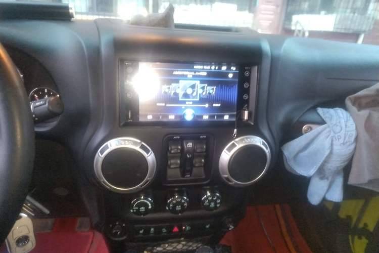 Used Jeep Wrangler 2015 3.0L Sahara Four-Door Comfort Edition Audio And AC Panel