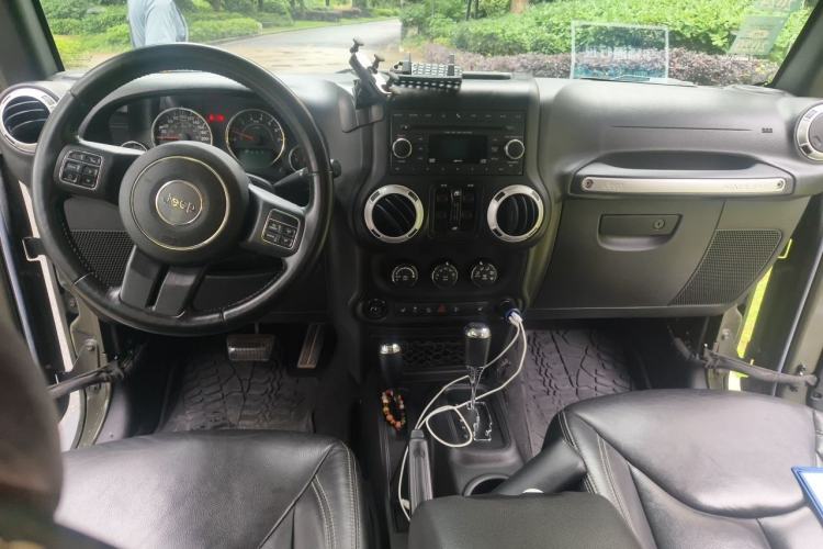 Used Jeep Wrangler 2015 3.0L Sahara Four-Door Comfort Edition Center Console