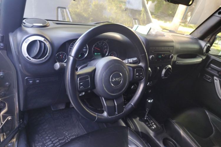 Used Jeep Wrangler 2015 3.6L Rubicon Two-Door Comfort Edition Center Console