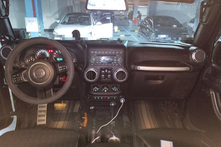 Used Jeep Wrangler 2015 3.0L Sahara Four-Door Comfort Edition Center Console