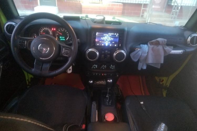 Used Jeep Wrangler 2015 3.0L Sahara Four-Door Comfort Edition Center Console