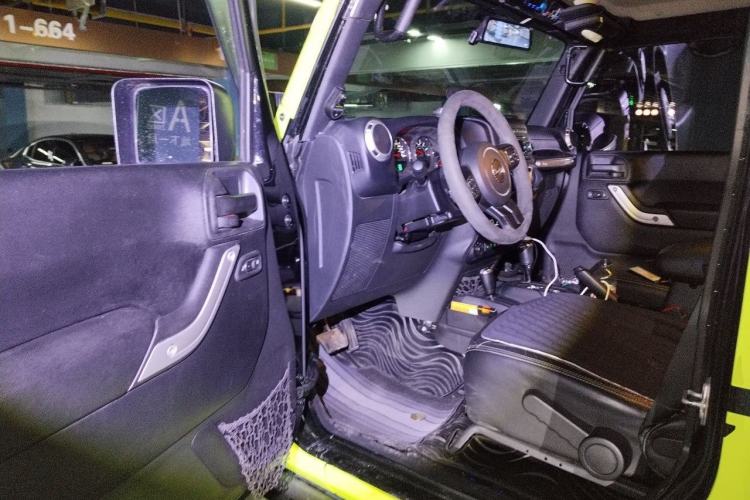 Used Jeep Wrangler 2015 3.0L Sahara Four-Door Comfort Edition Driver Seat