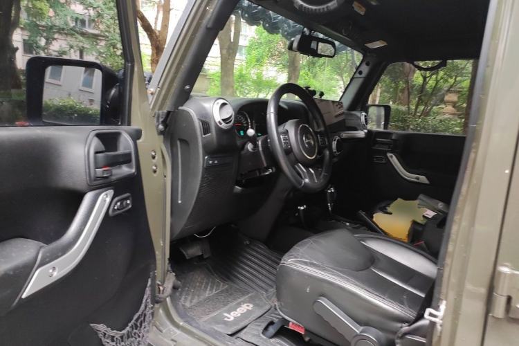 Used Jeep Wrangler 2015 3.6L Rubicon Four-Door Comfort Edition Driver Seat