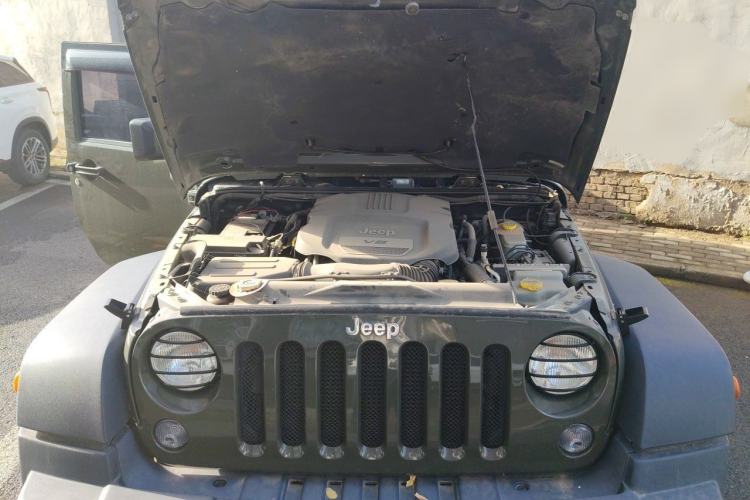 Used Jeep Wrangler 2015 3.0L Sahara Four-Door Edition Engine Bay
