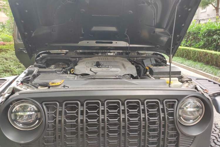 Used Jeep Wrangler 2015 3.6L Rubicon Four-Door Comfort Edition Engine Bay