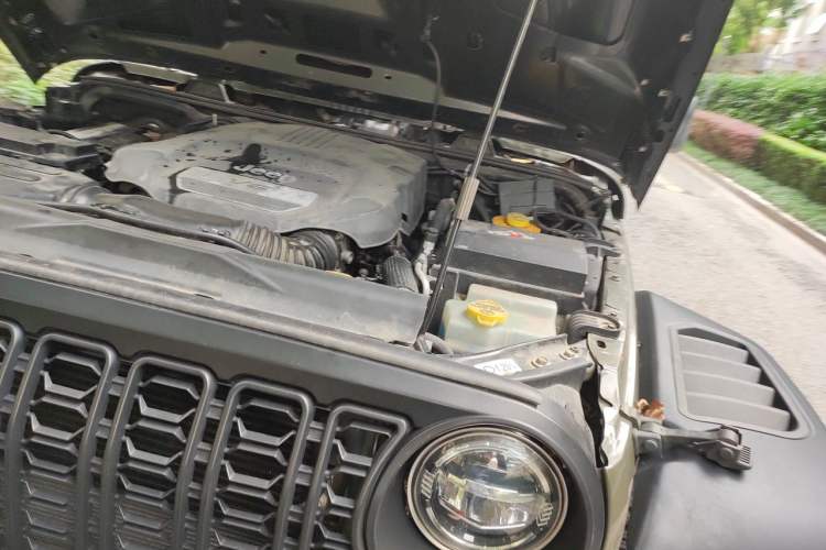 Used Jeep Wrangler 2015 3.6L Rubicon Four-Door Comfort Edition Engine Bay Left
