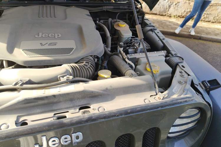 Used Jeep Wrangler 2015 3.0L Sahara Four-Door Edition Engine Bay Left