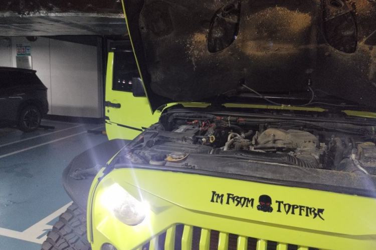 Used Jeep Wrangler 2015 3.0L Sahara Four-Door Comfort Edition Engine Bay Right