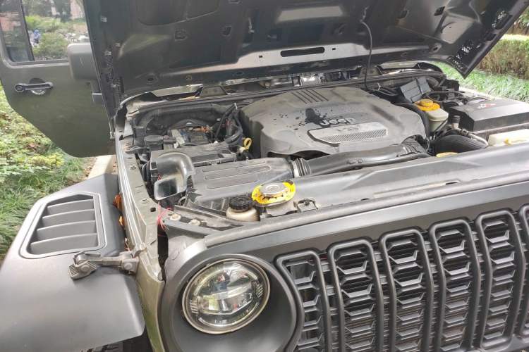 Used Jeep Wrangler 2015 3.6L Rubicon Four-Door Comfort Edition Engine Bay Right